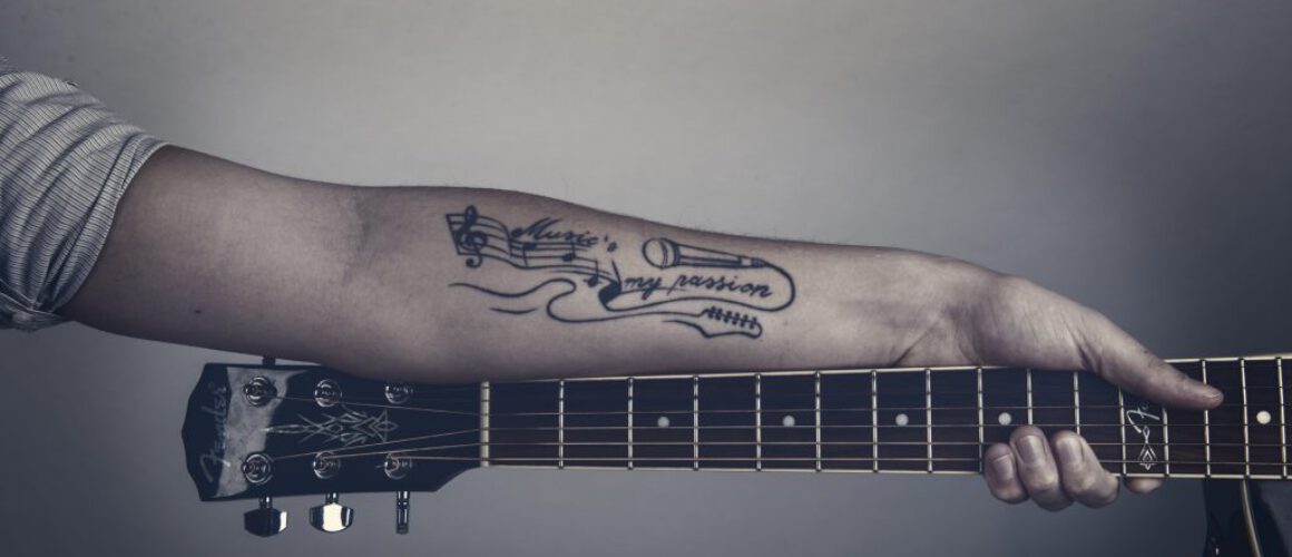 Arm mit Gitarrentattoo von Robert Braun alias The Jam Man Singer & Songwriter